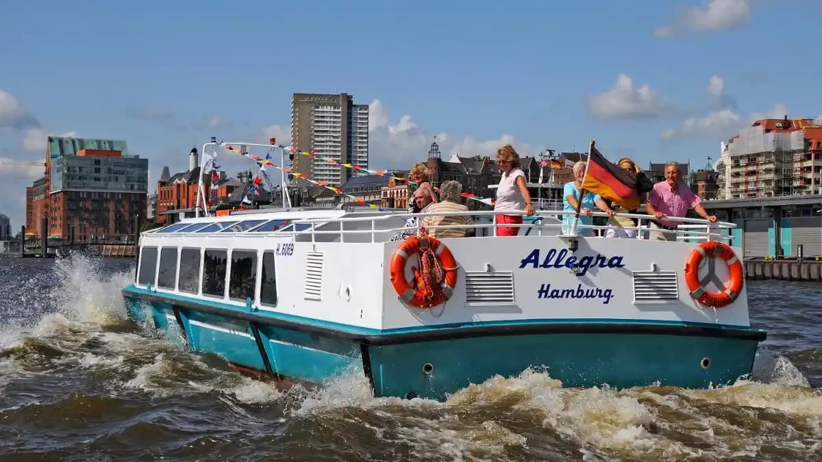 Barkasse Allegra – Heckansicht mit Außendeck, exklusiv buchbar für private Hafenrundfahrten