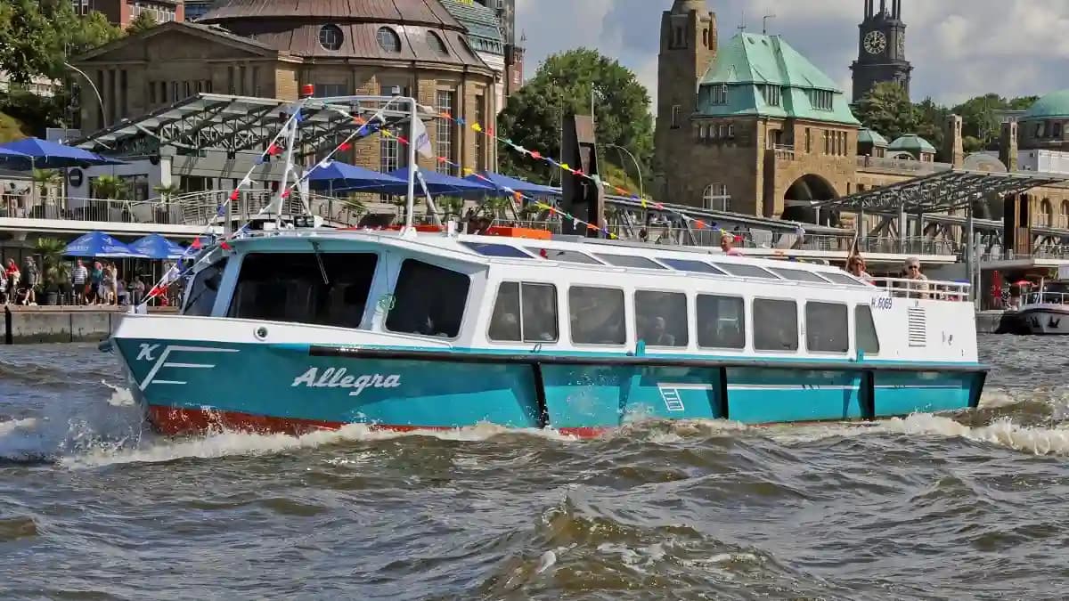 Barkasse Allegra vor den St. Pauli Landungsbrücken – Charterfahrten im Hamburger Hafen