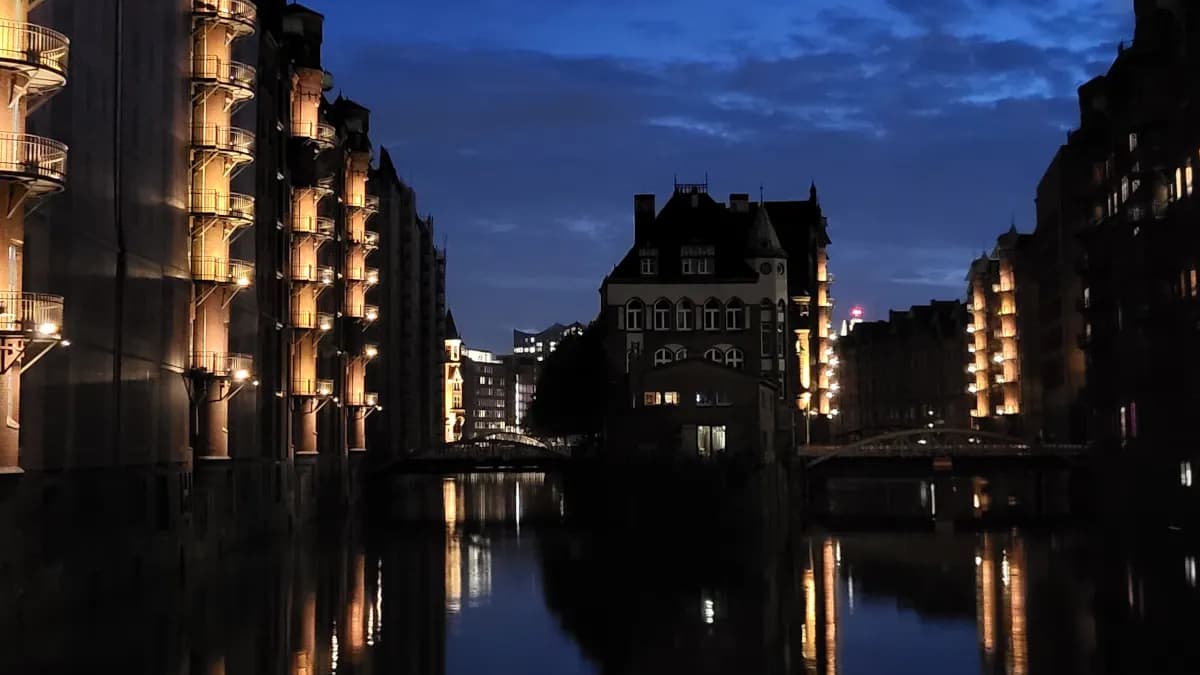 Beleuchtetes Wasserschloss in der Hamburger Speicherstadt bei Nacht – private Lichterfahrt