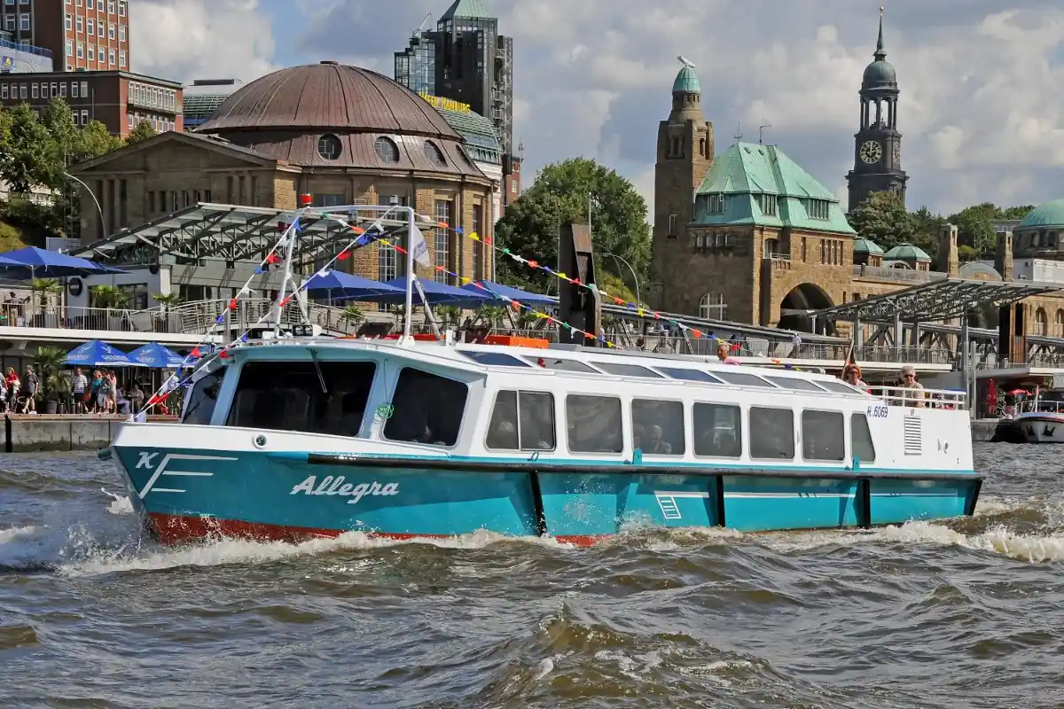 Barkasse Allegra vor den St. Pauli Landungsbrücken im Hamburger Hafen